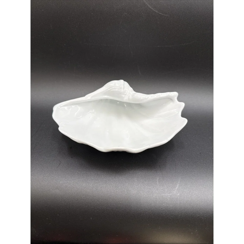 Pottery Barn White Clam Scallop Shell Appetizer / Soap Dish Discontinued EUC